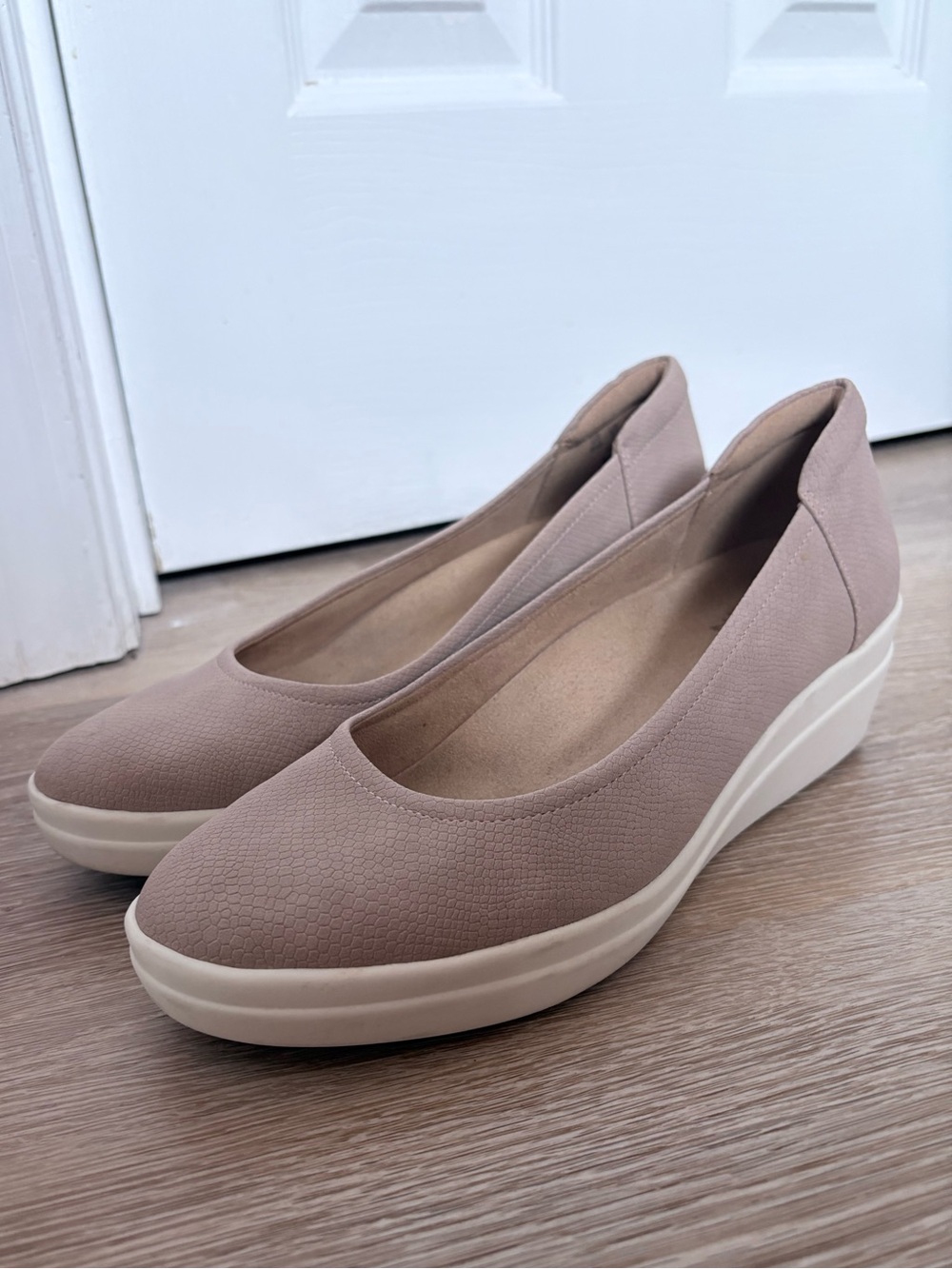 Naturalizer Women’s Neutral Beige Wedge